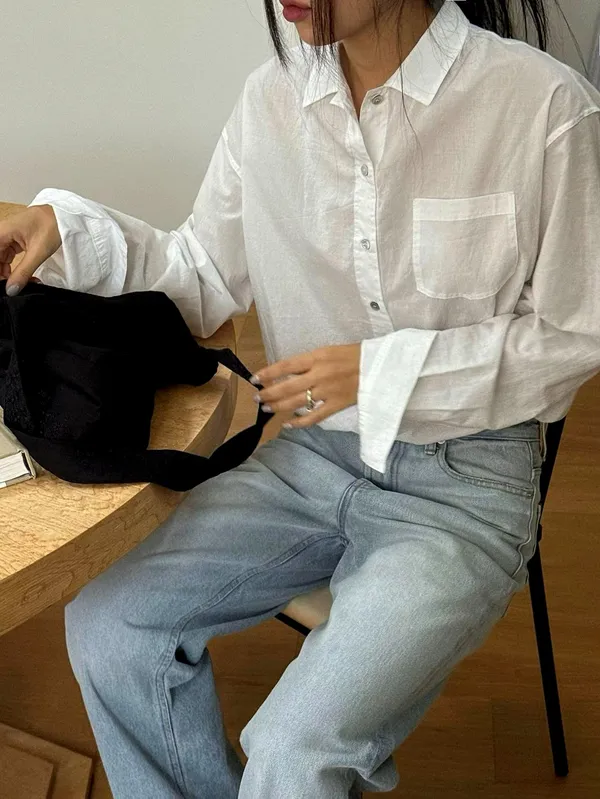 เสื้อเชิ้ตสีขาวเรียบง่ายสำหรับสไตล์ประจำวัน