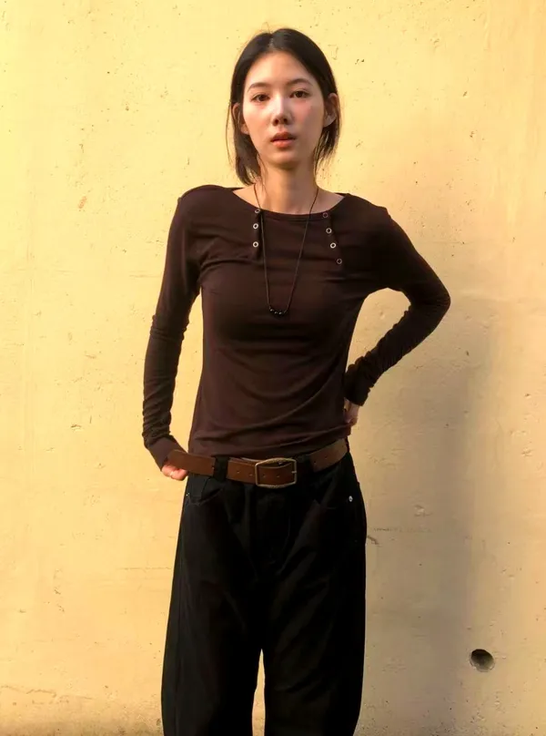 Stylish and Minimalist Long Sleeve T-Shirt for Women, Comfortable and Versatile
