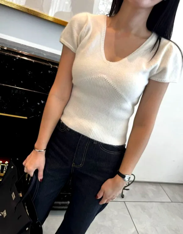 Fashionable Minimalist V-Neck Knit Sweater, Showcasing Elegant Charm