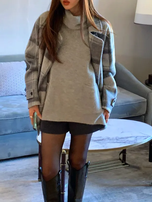 Stylish Gray Turtleneck Sweater - A Must-Have for Warmth and Comfort This Fall and Winter
