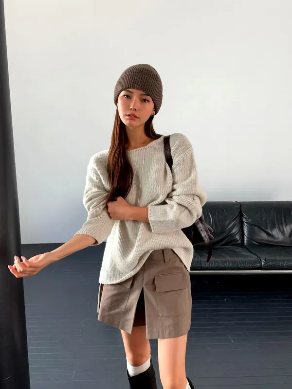 スタイリッシュで快適な女性用トップ、柔らかいニットデザイン