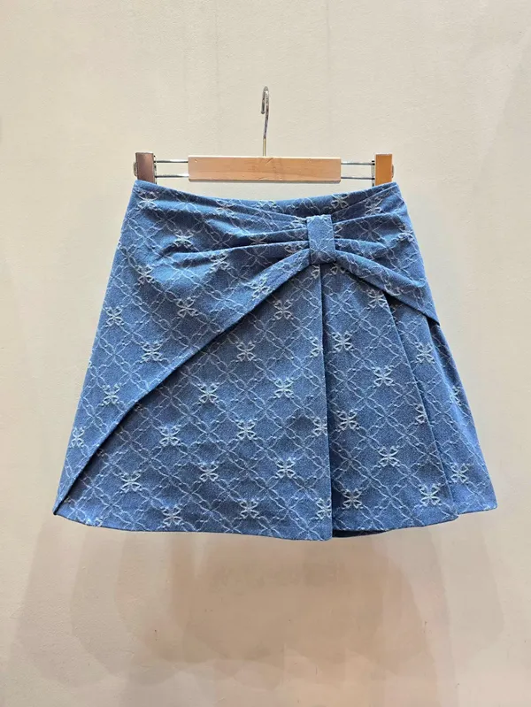 Fashionable embroidered short skirt, elegant and versatile.