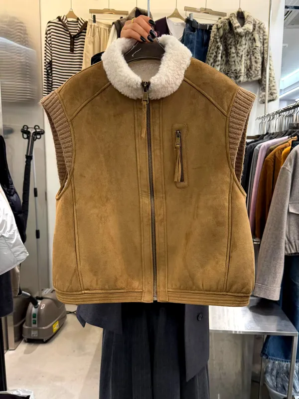 Stylish and Warm Women's Vest Jacket with Cozy Lamb Wool Collar