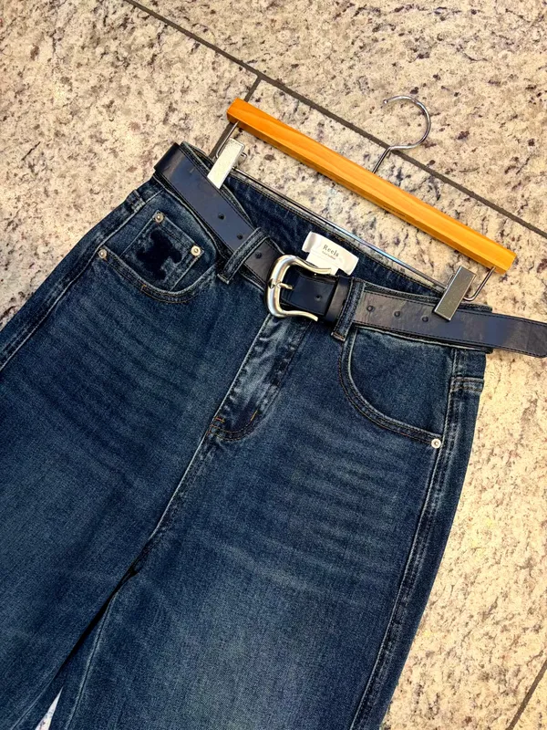 Stylish High-Waisted Jeans to Showcase Your Elegant Charm