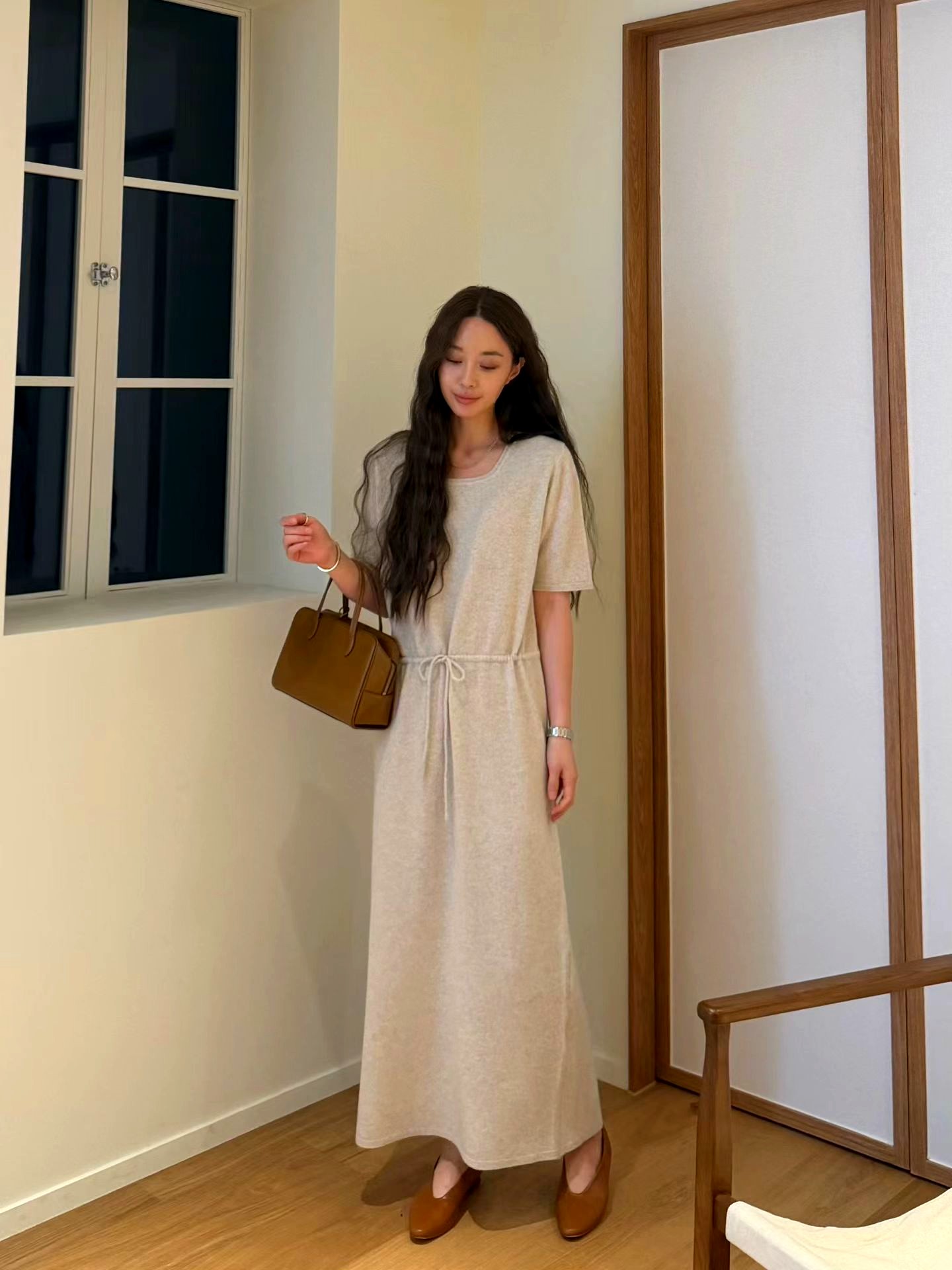 미니멀리스트 스타일 여성 원피스, 편안하고 캐주얼한 디자인