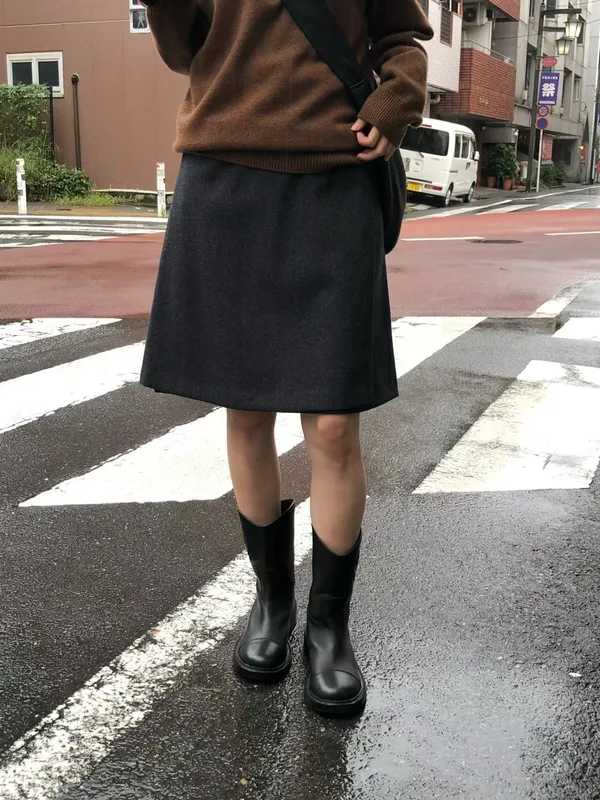 Elegant and Minimalist Women's Skirt - Fashionable and Versatile