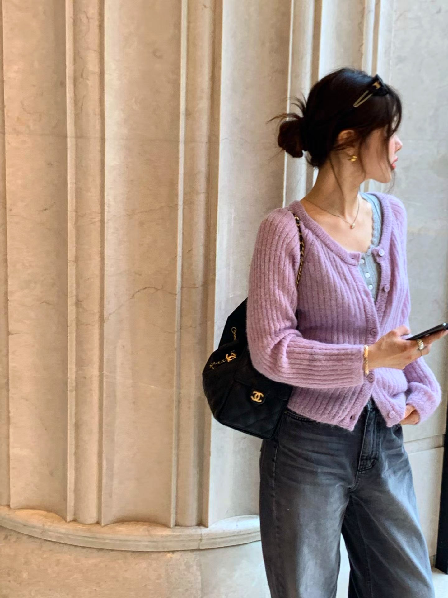 부드럽고 편안한 보라색 여성 카디건