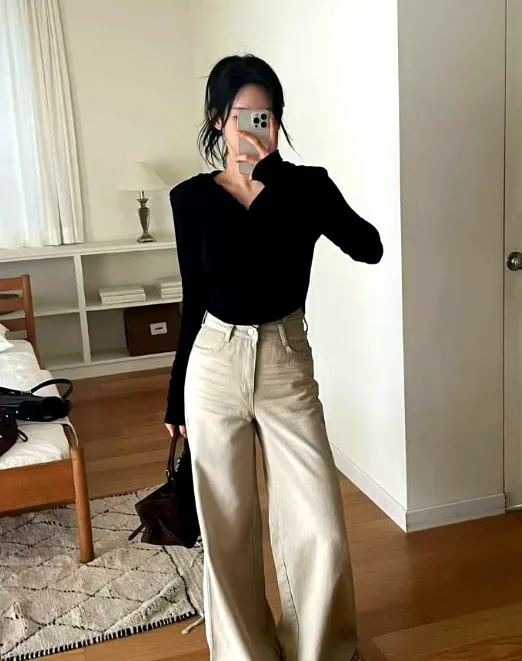 Stylish Black Long Sleeve Top - Elegant and Versatile