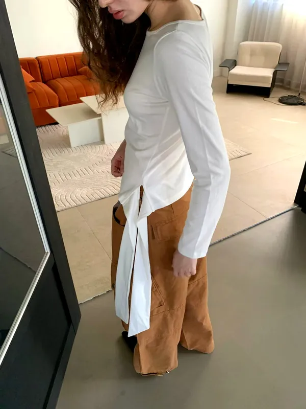 Stylish and Minimalist White Long Sleeve T-Shirt, Comfortable and Versatile