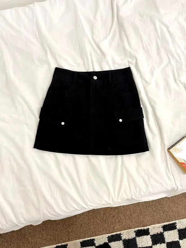 Stylish Black Mini Skirt - Versatile Design to Showcase Your Elegance