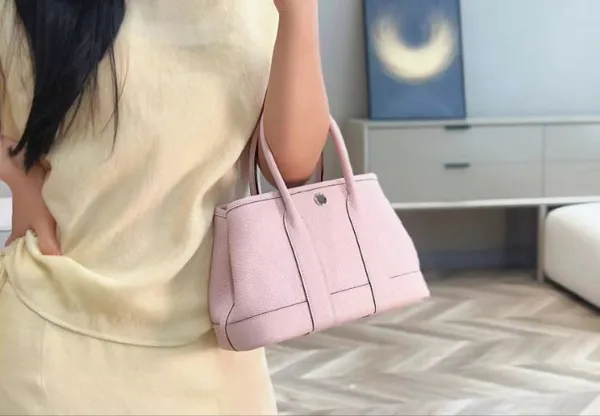 Stylish Minimalist Pink Tote Bag, A Must-Have for Elegant Outings