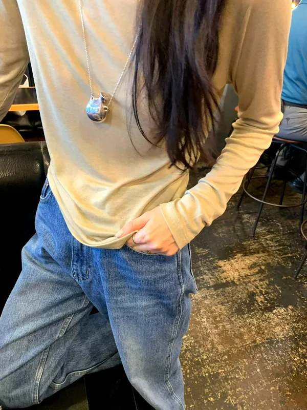 Stylish and Minimalist Long Sleeve Women's Top, Comfortable and Versatile