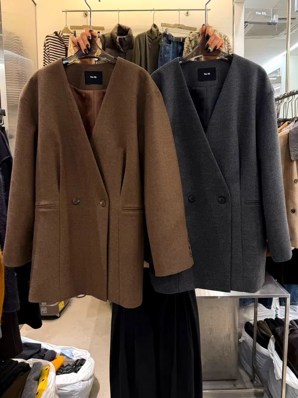 Elegant and fashionable women's coat, double-breasted design.