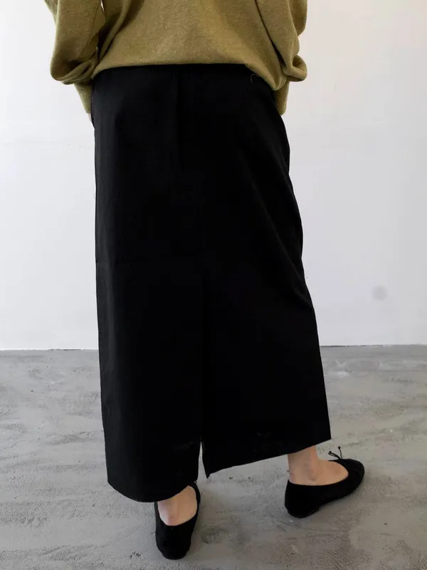 กระโปรงกลางดำสุดชิคที่สามารถใส่ได้ทุกโอกาสเพื่อแสดงความสง่างามของคุณ