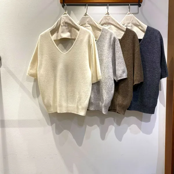 เสื้อยืดแขนสั้นคอวีเรียบง่ายและสบาย เหมาะสำหรับหลายโอกาส