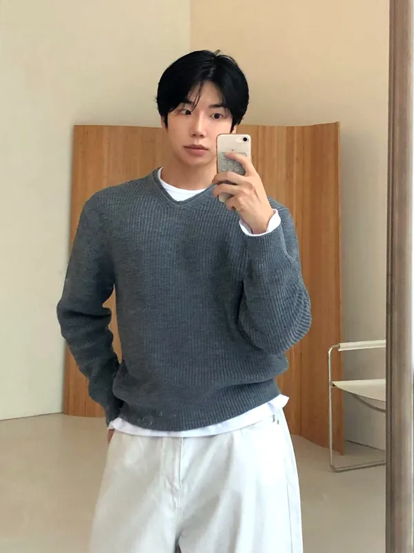 Fashionable Men's V-Neck Knit Top, Comfortable and Versatile
