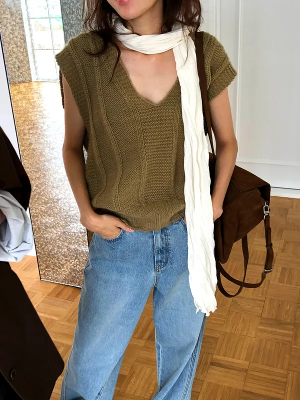 Fashionable Casual Women's Top with Comfortable Knit V-Neck Design