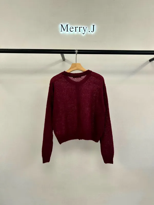 Stylish and Minimalist Women's Top - Comfortable and Breathable Knitted Sweater