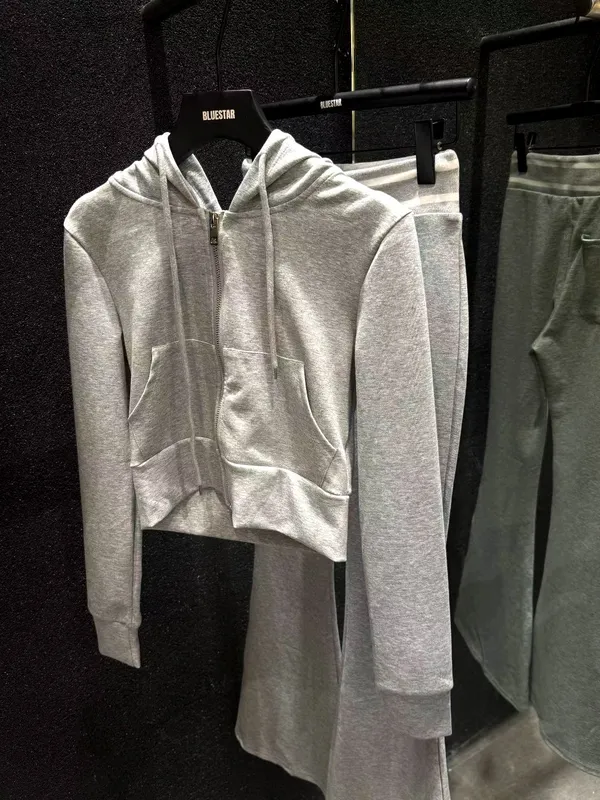 Stylish and Casual Gray Women's Outfit - Comfortable and Versatile
