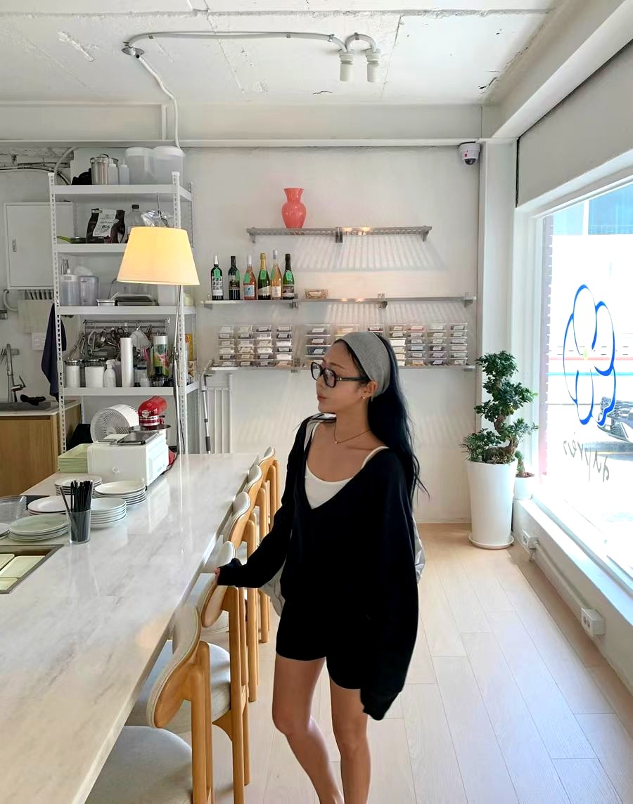 심플하고 스타일리시한 여성 V넥 탑, 편안하고 다재다능