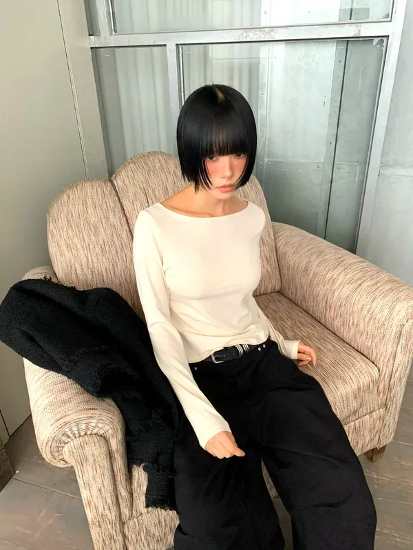 Minimalist Women's Sweater - Comfortable and Versatile