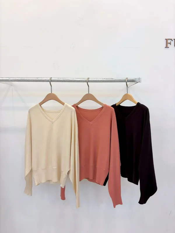 Comfortable Casual Women's V-Neck Top - Perfect for Autumn and Winter Outfits