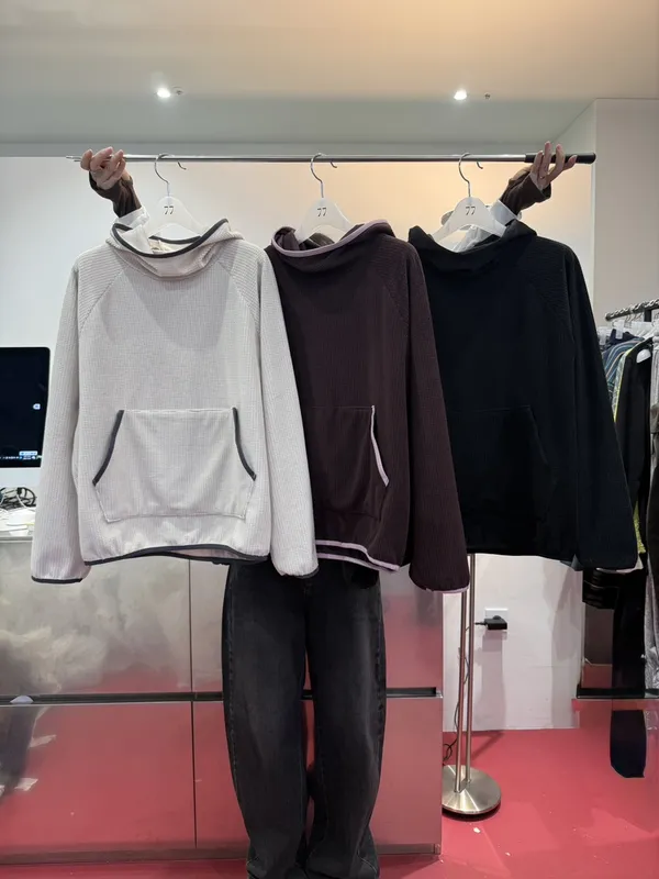 Fashionable Loose-Fit Hoodie, Comfortable and Versatile