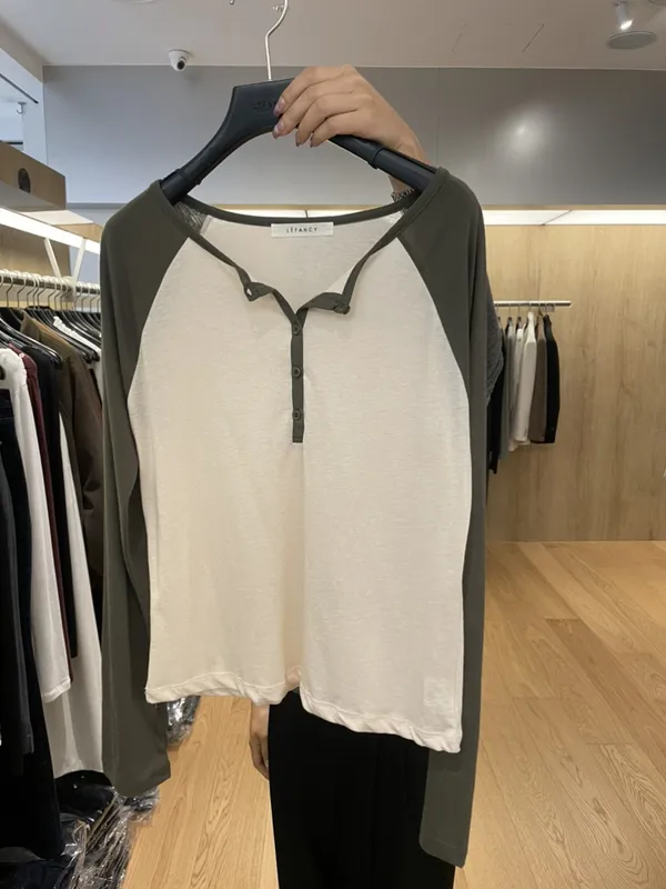 ミニマリストスタイルのカラーブロック長袖Tシャツ、快適で多用途