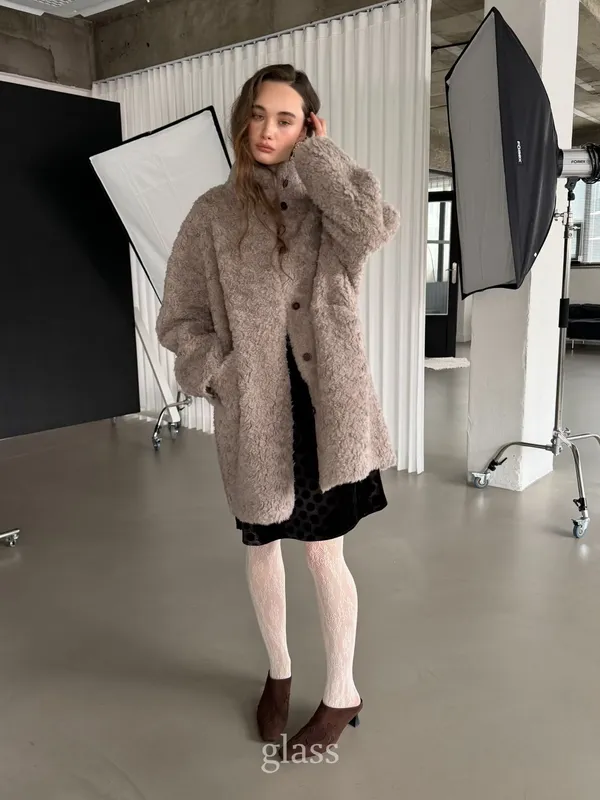 Stylish Women's Faux Fur Coat - Warm and Comfortable for Perfect Fall/Winter Pairing
