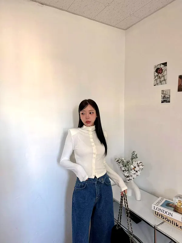 Fashionable and Minimalist Women's T-Shirt, Comfortable and Versatile