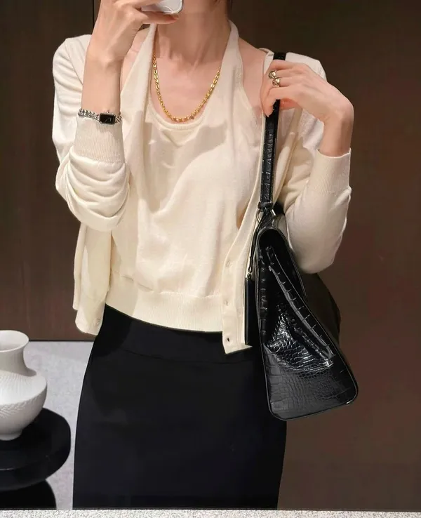 Elegant and Minimalist Women's Top, Comfortable and Breathable for Various Occasions