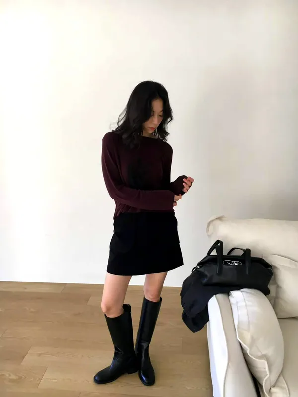 Stylish and Minimalist Long Sleeve T-Shirt for Women, Comfortable and Versatile