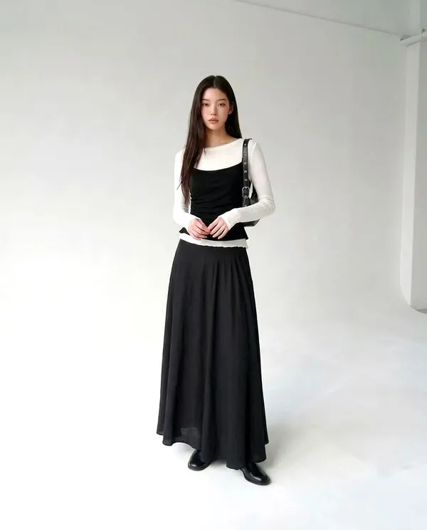 Trendy Versatile Women's T-Shirt with Minimalist Black and White Design