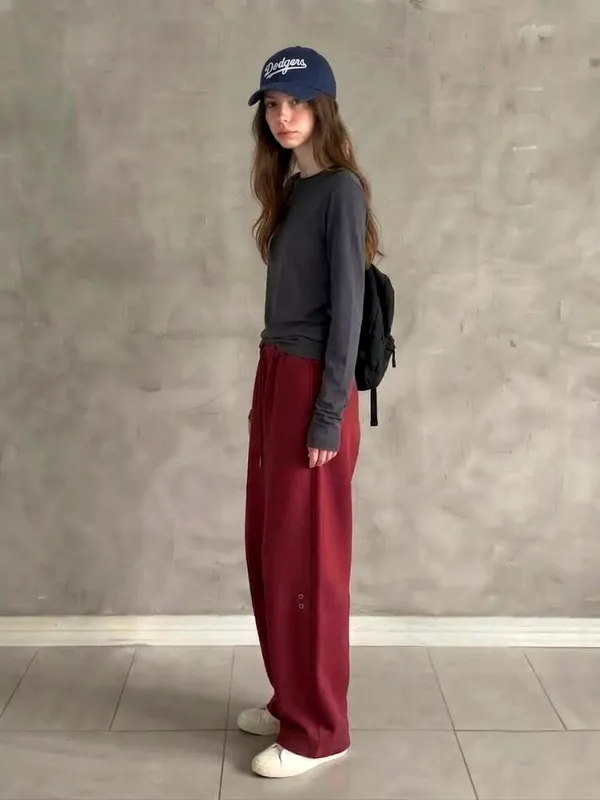 Stylish and Minimalist Long Sleeve T-Shirt for Women, Comfortable and Versatile