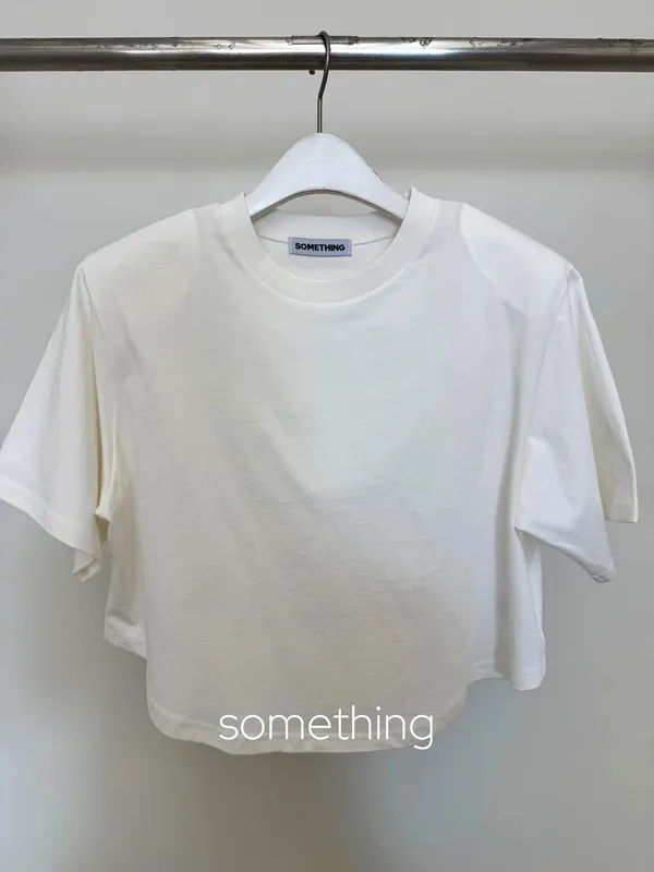 เสื้อยืดแขนสั้นสีขาวสไตล์มินิมอล - สบายและเข้ากับทุกชุด