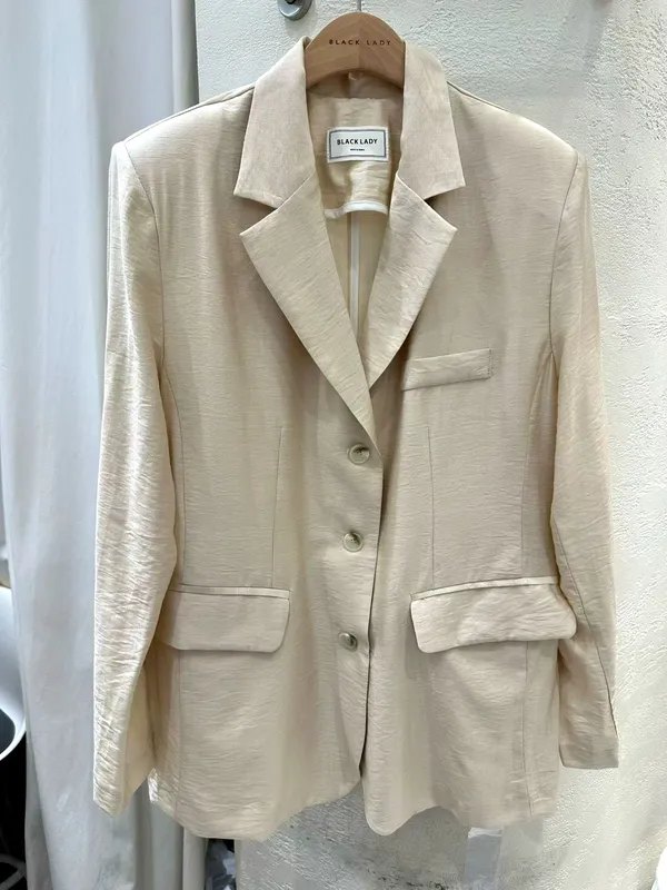 Elegant and Minimalist Women's Blazer, Lightweight and Comfortable