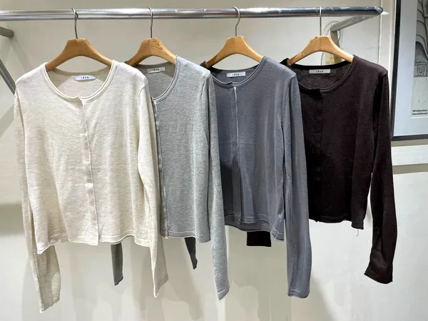 Stylish and Minimalist Women's Top, Comfortable and Versatile for Spring and Autumn
