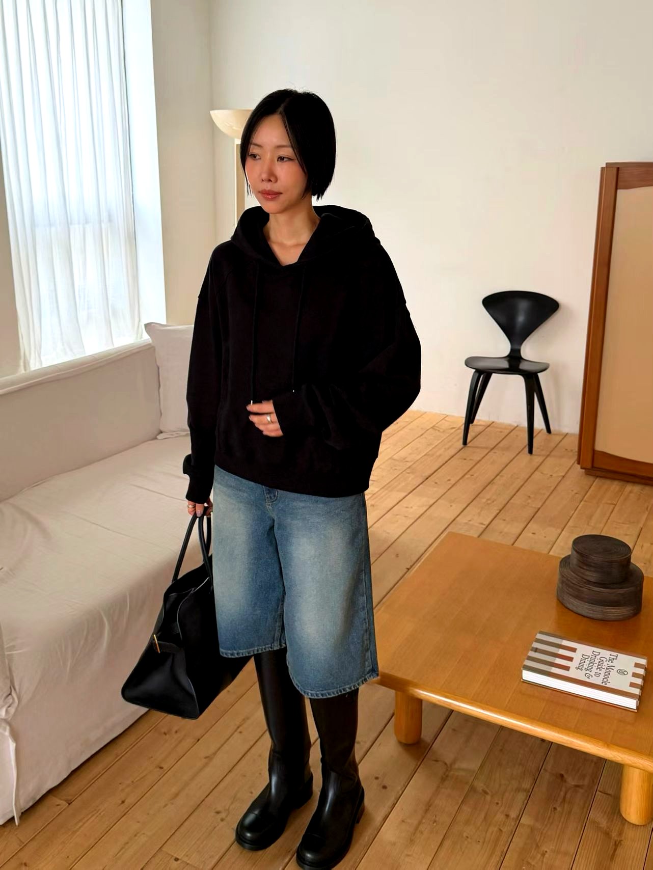 스타일리시하고 미니멀한 블랙 후드티, 완벽한 편안함