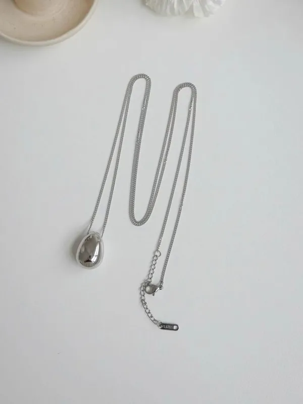 Minimalist Silver Pendant Necklace - Fashionable and Versatile
