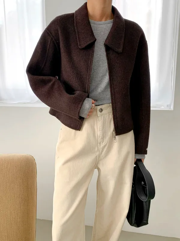 Stylish and Minimalist Women's Jacket - Comfortable and Versatile