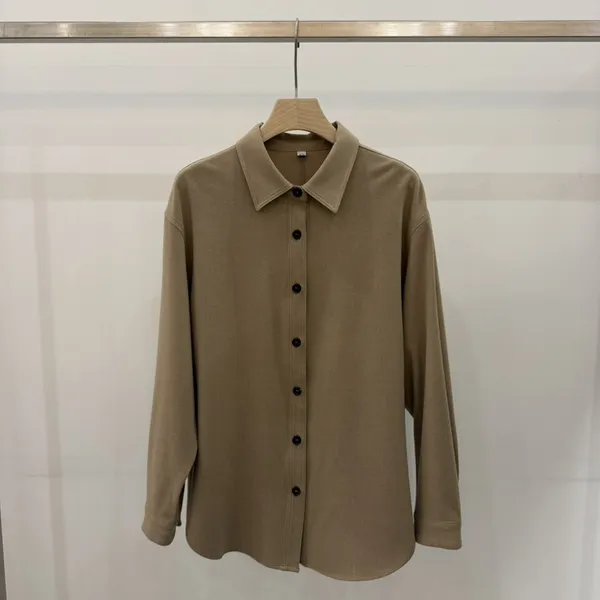 เสื้อเชิ้ตแขนยาวสีน้ำตาลสไตล์มินิมอล - ใส่สบายและเข้ากันได้กับทุกชุด