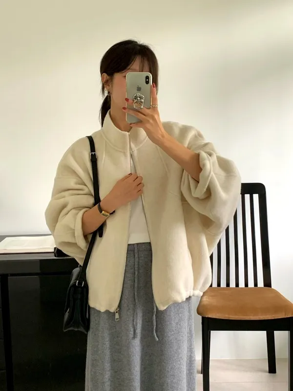 패셔너블하고 미니멀한 여성 재킷, 편안하고 따뜻하며 가을과 겨울에 완벽함