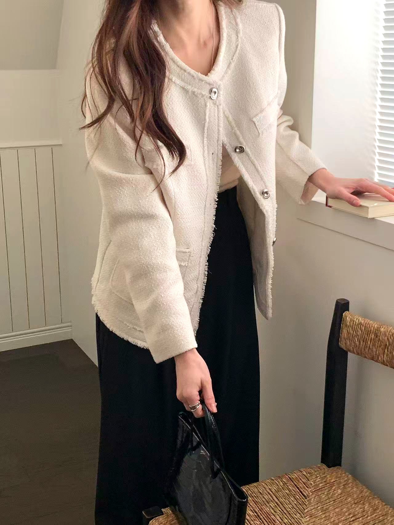 우아하고 미니멀한 여성 재킷, 패셔너블하고 다재다능한