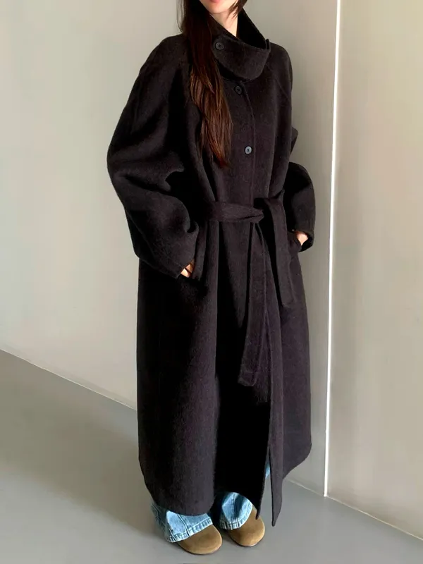 Fashionable and minimalist women's coat, elegant and warm.