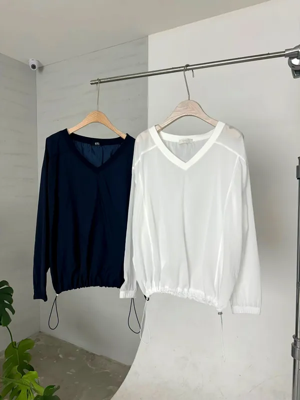 Fashionable Casual Women's Top with V-Neck Design, Versatile and Minimalist