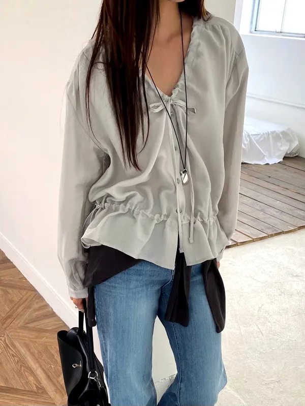 Elegant Women's Top, Lightweight Silky Fabric Perfect for Spring and Autumn