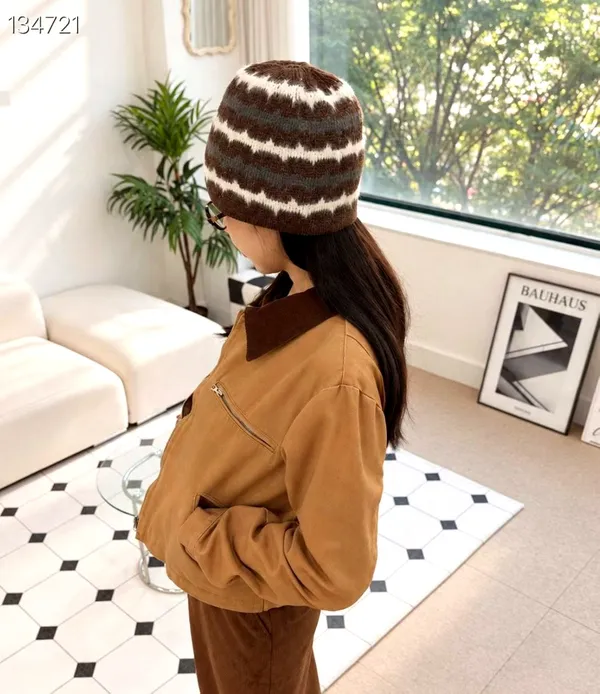 Fashion striped knitted hat, warm and comfortable, perfect for pairing with autumn and winter coats.