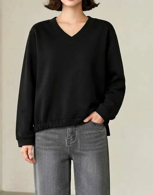 シンプルな黒のVネック長袖Tシャツ、ファッションにぴったり