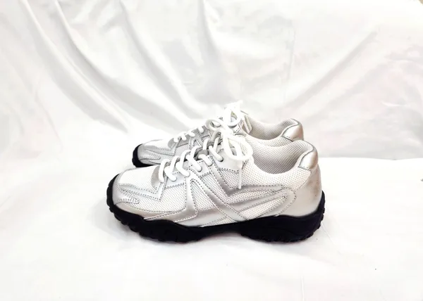 Stylish and Comfortable Women's Shoes, Perfect for Everyday Wear - Apm Luxe B1 Floor 110 RILLA Apm Luxe B1층110호 RILLA(릴라) no 5239 size 230~250 굽높이 4cm 46000원 실버 화이트 천연소가죽 심플하고 스포티한 라인에 매쉬소재와 소가죽 믹스,블랙창으로 포인트를 준 트렌디한 디자인 쿠션감과 가벼운 무게감으로 매일 신기 좋은 스니커즈