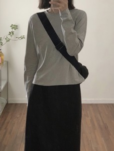 미니멀리스트 그레이 긴팔 티셔츠